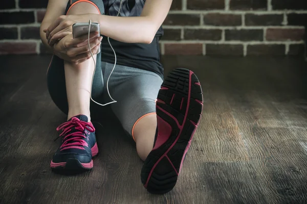 Neem rust luisteren naar muziek na fitness oefening, gezond lif — Stockfoto