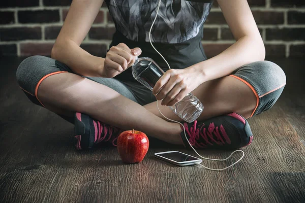 Neem rust luisteren naar muziek drinkwater eten apple — Stockfoto