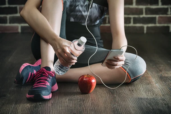 Neem rust luisteren naar muziek drinkwater eten apple — Stockfoto