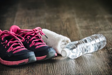 Fitness çalışan spor malzemeleri, spor ayakkabı havlu, sağlıklı su. 