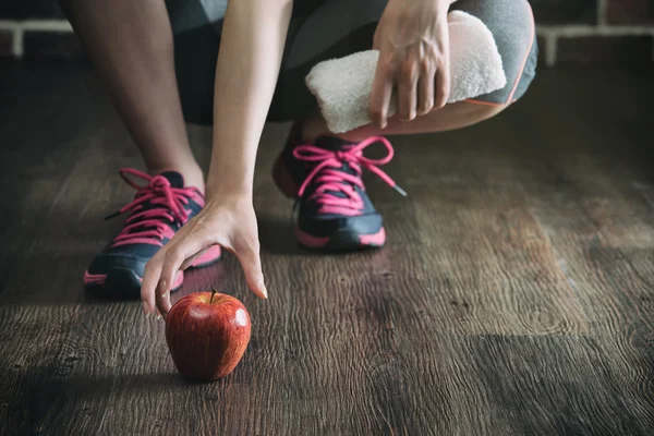 Σηκώστε το μήλο και να ακούσετε μουσική, Γυμναστήριο προπόνηση — Φωτογραφία Αρχείου