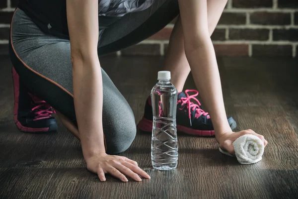 Squat on wooden floor take rest drinking water, fitness exercise — Stock Photo, Image