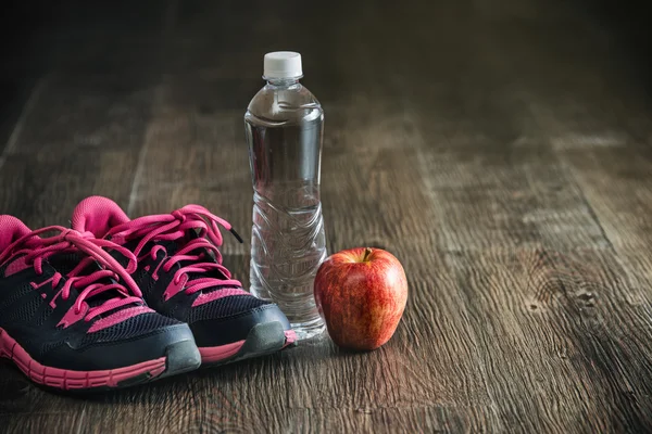 Τρέχοντας αθλητικά όργανα γυμναστικής, αθλητικά παπούτσια νερού μήλο, υγιή — Φωτογραφία Αρχείου