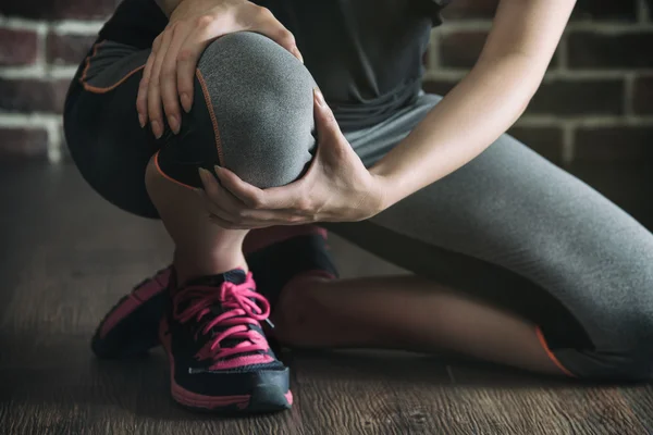 Haar knie voelt pijnlijk na fitness oefening, gezonde levensstijl — Stockfoto