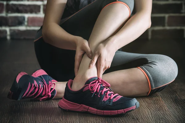 La caviglia ferita in palestra allenamento di fitness, vita sana — Foto Stock