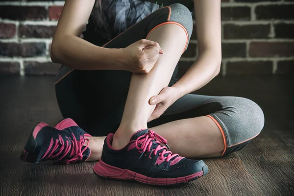 Tener un calambre en la pierna en el entrenamiento de ejercicio físico, estilo de vida saludable —  Fotos de Stock