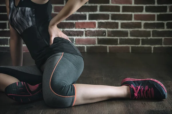 Pushing her body too far got low back pain — Stock Photo, Image