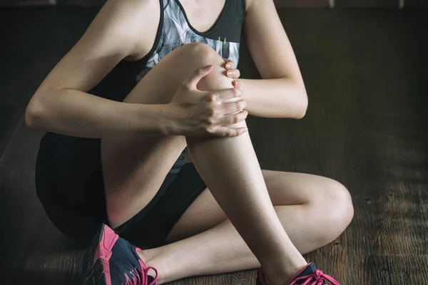 Seu joelho se sentir doloroso após o exercício de fitness, estilo de vida saudável — Fotografia de Stock