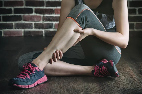 Tener un calambre en la pierna en el entrenamiento de ejercicio físico, estilo de vida saludable — Foto de Stock
