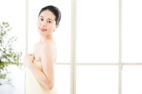 Asiatische schöne Frauen natürliche Route nach der Dusche mit Lächeln Gesicht — Stockfoto