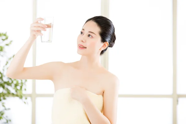 Hermosa asiático mujeres beber agua con sonrisa cara después showe — Foto de Stock