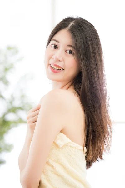 Asyalı güzel kadın doğal yol sonra duş gülümsemek yüz — Stok fotoğraf