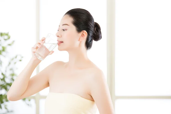 Güzel Asyalı kadın duştan sonra doğal temiz su içme — Stok fotoğraf