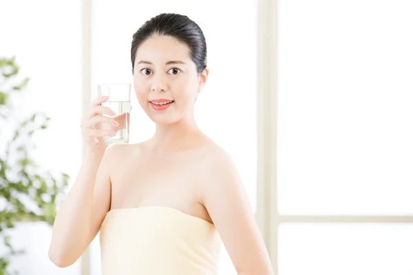 Mooie Aziatische vrouwen genieten van het natuurlijke schoon water na douche — Stockfoto