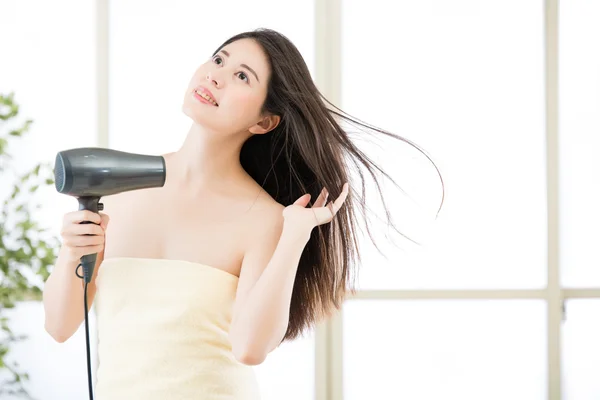 Asiático mulher beleza secador de cabelo para secar o cabelo após o chuveiro — Fotografia de Stock