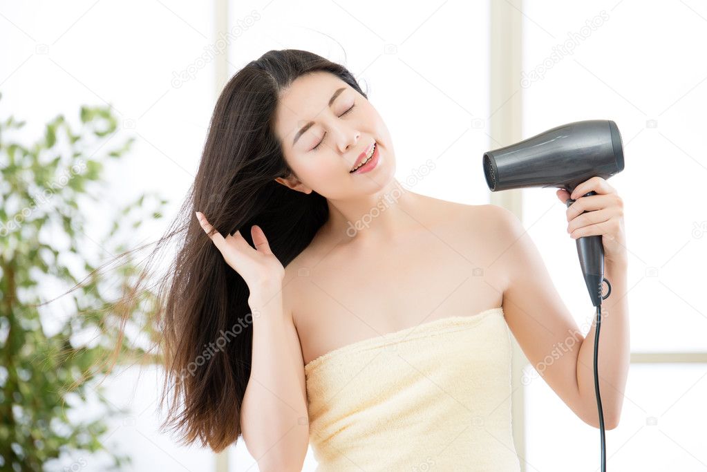 https://st3.depositphotos.com/4817991/12617/i/950/depositphotos_126178030-stock-photo-asian-beauty-woman-hair-dryer.jpg