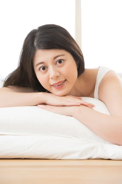 Wanita sehat tersenyum wajah ke kamera berbaring di tempat tidur pagi — Stok Foto