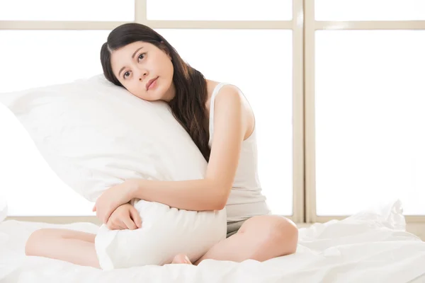 Beautiful asian woman feel sleepy and holding pillow in morning — Stock Photo, Image