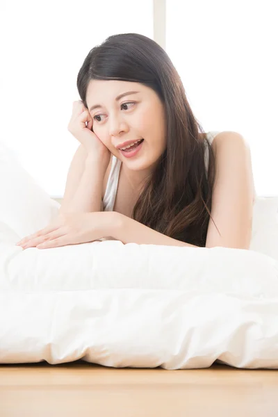 Happy beautiful health asian woman feel carefree lying on bed — Stock Photo, Image