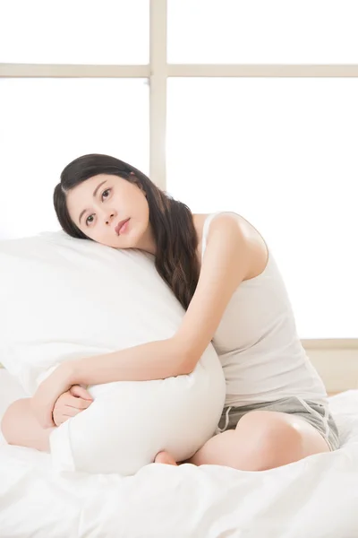 Beautiful asian woman feel sleepy and holding pillow in morning — Stock Photo, Image