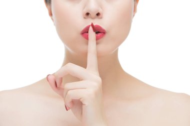 Asyalı kadın kırmızı ruj ve parmak gösteren sessizlik işareti sus