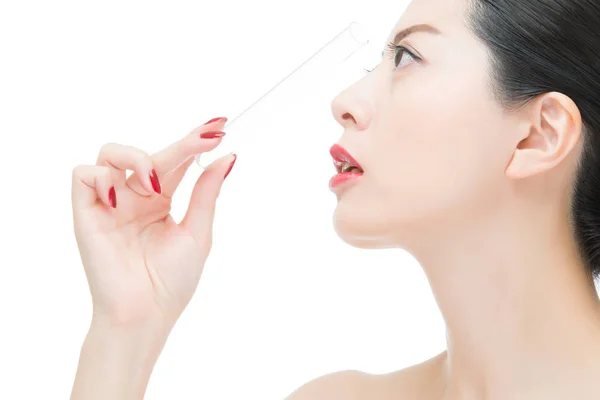 Mode asiatische Frau rote Lippen Nagel, hält Reagenzglas — Stockfoto
