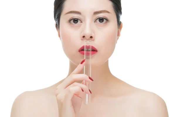 Moda mulher asiática lábios vermelhos prego e beijo laboratório tubo — Fotografia de Stock