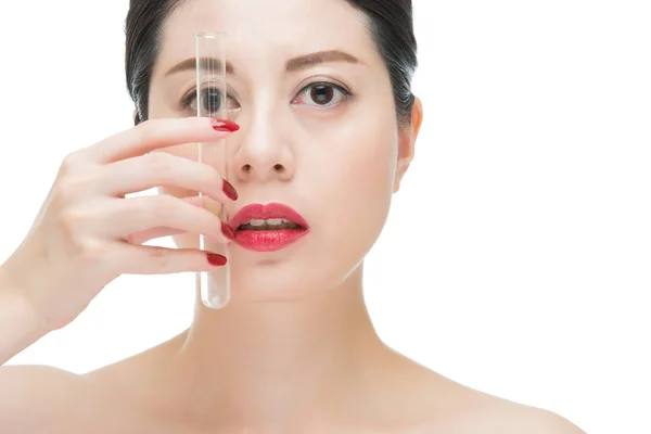 Asiatique fille rouge lèvres ongle, tenue chimie laboratoire tube — Photo