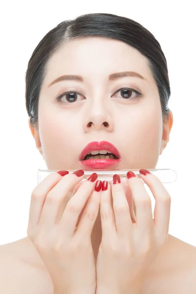 Asiatique femme rouge lèvres ongle et tenue chimie laboratoire tube — Photo