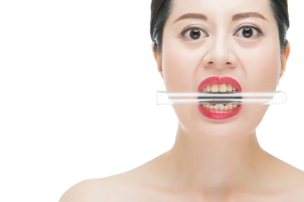 Asyalı kadın kırmızı dudak tırnak ve ısırık laboratuvar tüpü test — Stok fotoğraf