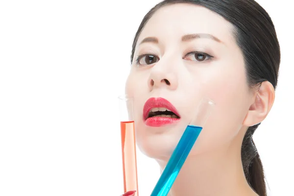 Kosmetik wie die Verwendung giftiger Chemikalien im Gesicht — Stockfoto