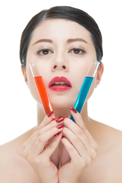 Kosmetik wie die Verwendung giftiger Chemikalien im Gesicht — Stockfoto