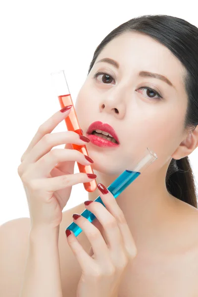 Szépség ázsiai nő használata kémiai kozmetikai kevert folyadék — Stock Fotó