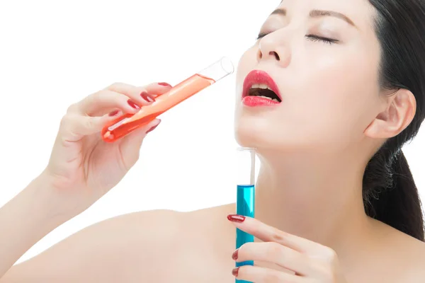 Kosmetik verwenden Make-up gleich trinken Chemie Droge Flüssigkeit — Stockfoto