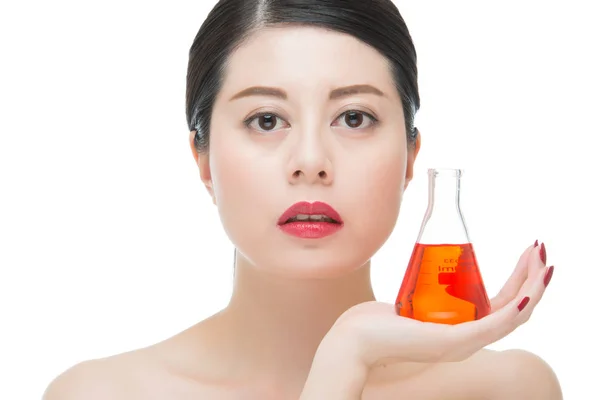 Mode Schönheit asiatische Frau hält Chemie Make-up kosmetische liq — Stockfoto