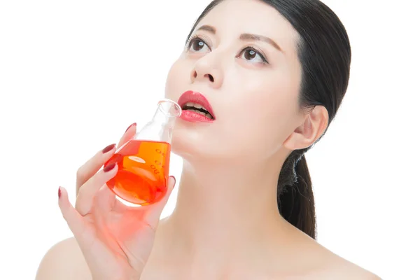 Mode Schönheit asiatische Frau trinken Chemie Make-up kosmetische li — Stockfoto