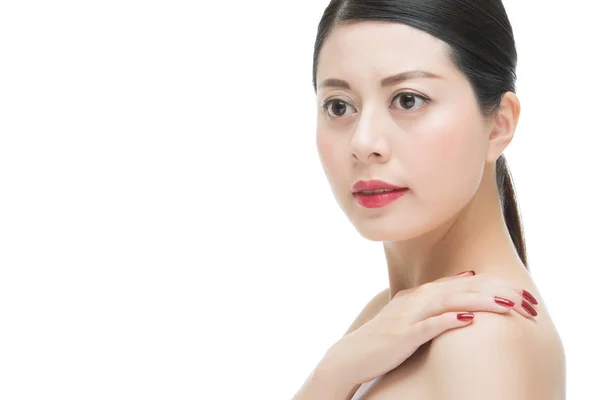 Beauté asiatique rouge à lèvres femme ongle vernis doigt sur épaule — Photo