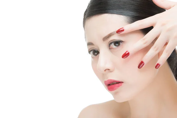 Sexy belleza asiático rojo lápiz labial chica con uñas esmalte dedo —  Fotos de Stock