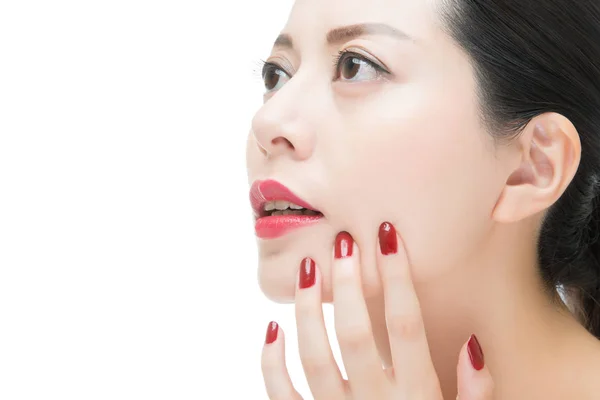 Mode beauté asiatique rouge à lèvres fille avec doigt vernis à ongles — Photo