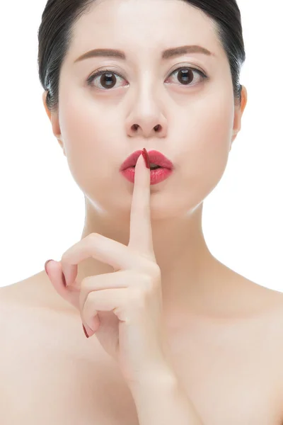 Asiático mujer rojo lápiz labial y dedo mostrando silencio silencio signo — Foto de Stock