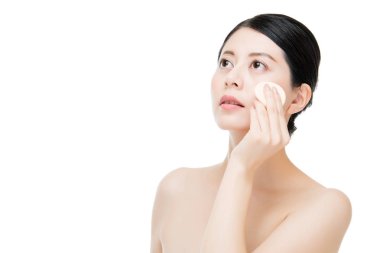 Güzellik Asyalı kadın ile sünger toz puf makyaj uygulamak