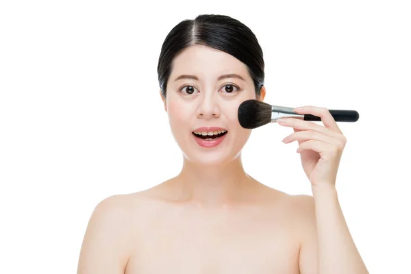 Close up of Smile woman with makeup brushes near face — Stock Photo, Image