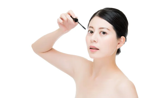 Junge schöne asiatische Frau Anwendung Mascara auf Wimpern — Stockfoto