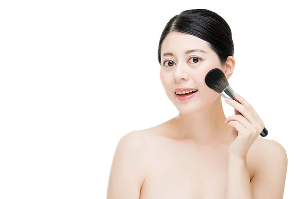 Beautiful young woman applying foundation powder blush with make — Stock Photo, Image