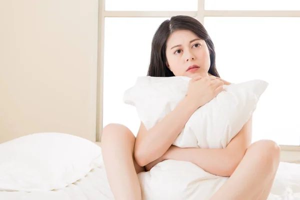 Asiático hermosa mujer sentir malestar enfermedad sentarse en cama — Foto de Stock