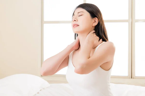 Wanita asia cantik yang menderita sakit leher bahu lelah — Stok Foto