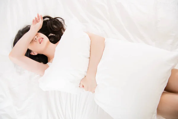 Hermosa asiático mujer sentir malestar doloroso y celebración de almohada — Foto de Stock