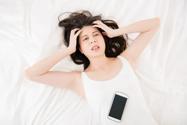 Asiático mujer sentir dolor de cabeza uso inteligente teléfono grito de ayuda — Foto de Stock