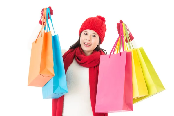 Noel hediyeleri satın alma için renkli alışveriş torbaları holding — Stok fotoğraf
