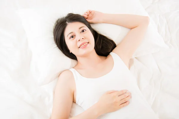 Wanita Asia yang cantik berbaring di tempat tidur dengan nyaman dan bahagia — Stok Foto